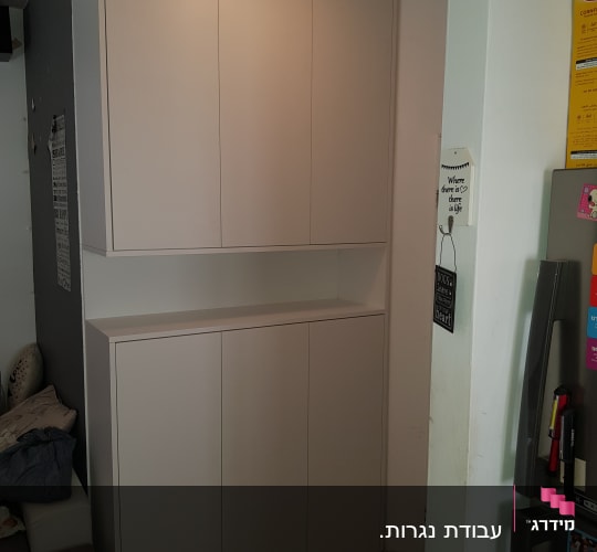 ארון עץ לבן עם דלתות סגורות